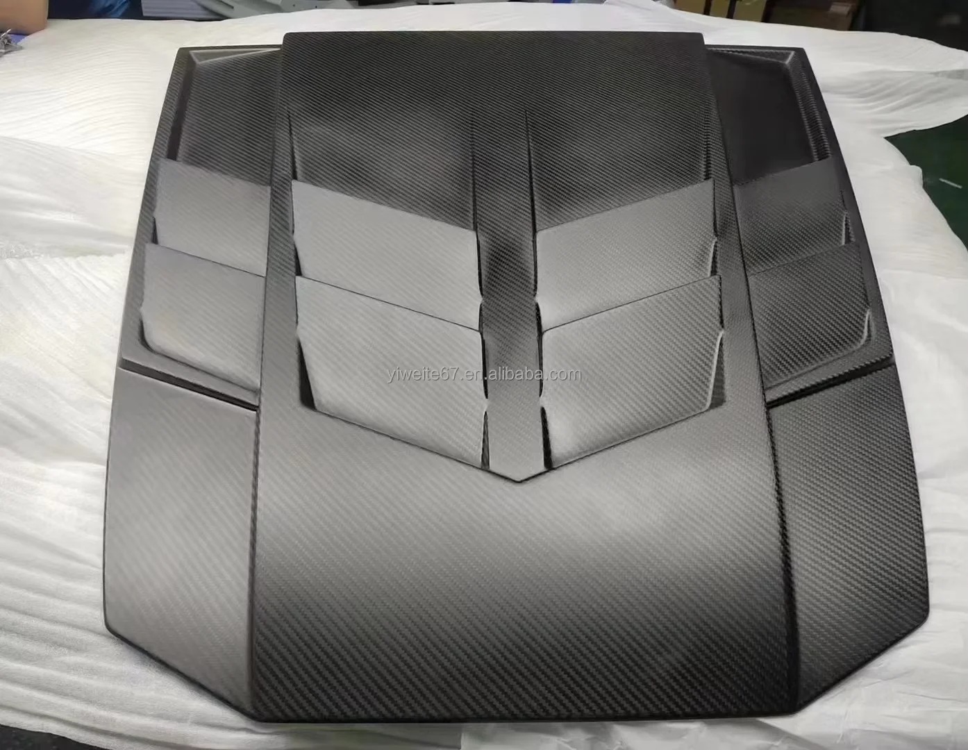 OEM Custom Black Carbon Fiber Engine Hood for Sport Cars-Matte Surface High Strength High Temp Resistance Vented Racing Style